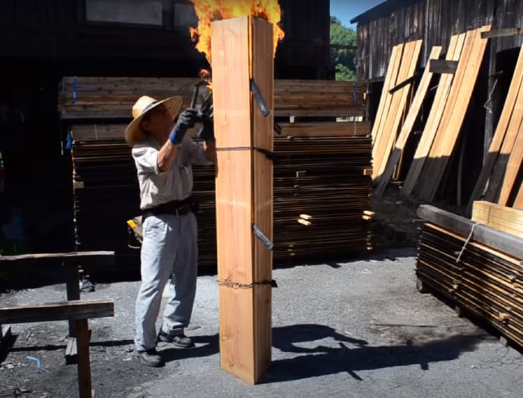 Spiegazione legno carbonizzzato con tecnica Shou Sugi Ban